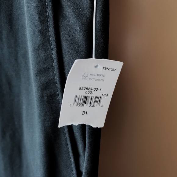 GAP Shorts with GapFlex - NWT (31) - Picture 5 of 9